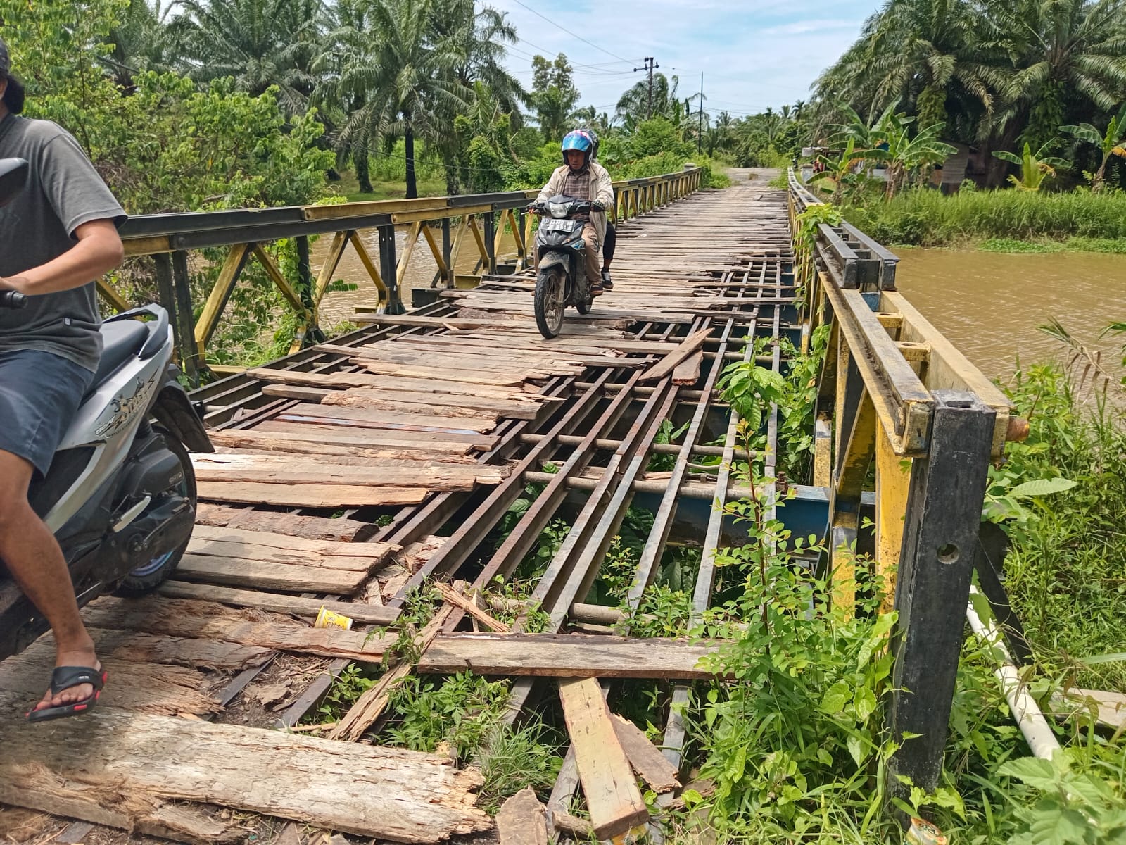 Rusak Parah, Warga Keluhkan Jembatan di Kelurahan Padang Serai Tak Kunjung Diperbaiki