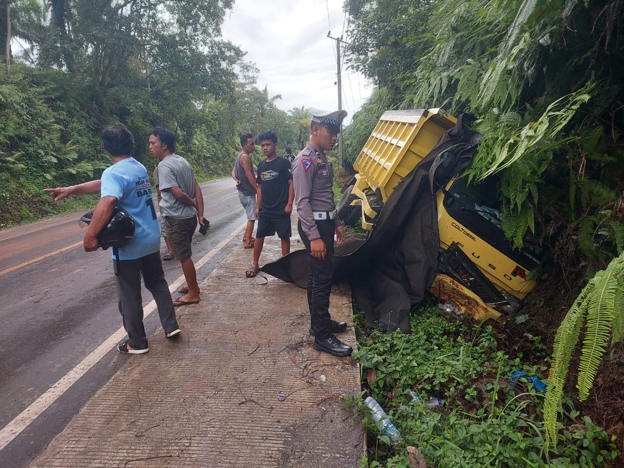 Dump Truk Lepas Kendali usai Menyalip Mobil di Bengkulu Utara, Sopir Tewas