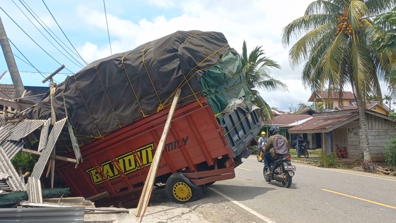 Truk Angkut Barang Elektronik Laka Tunggal di Seluma, Tabrak Tiang Listrik dan Atap Rumah