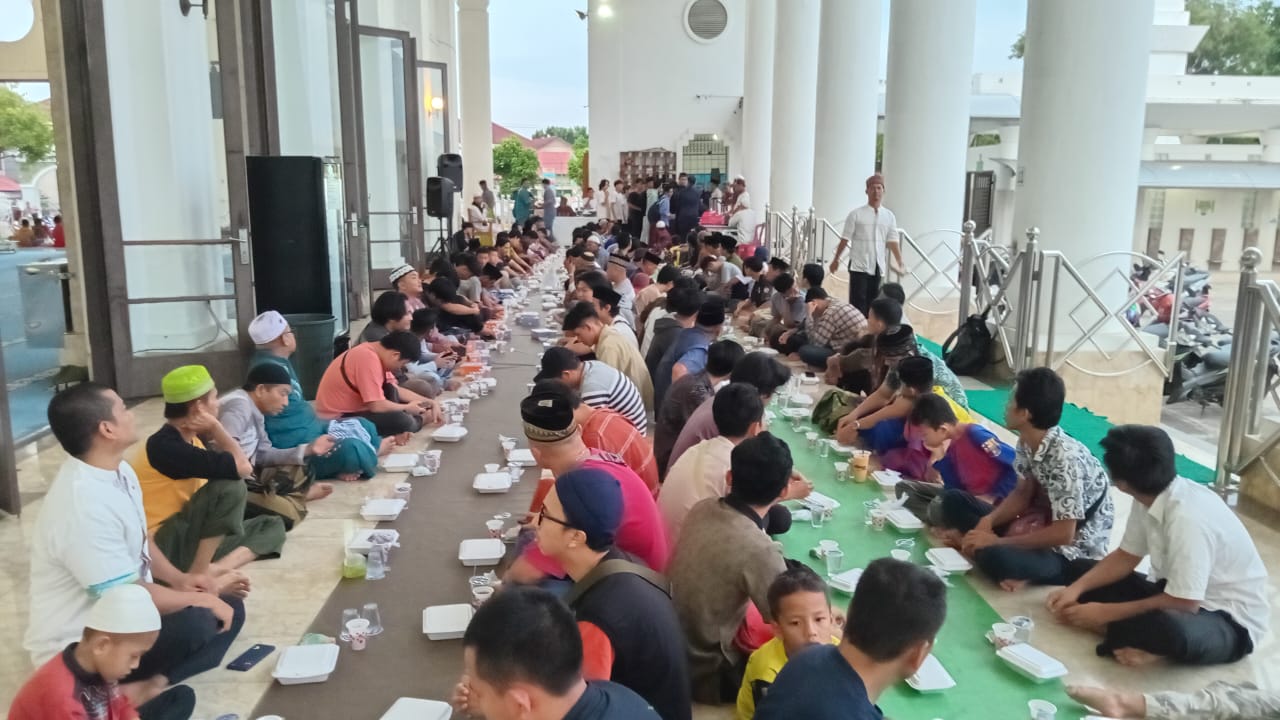 Semarak Ramadan, Masjid At-Taqwa Bengkulu Bagi-bagi Takjil dan Bukber Gratis Setiap Hari