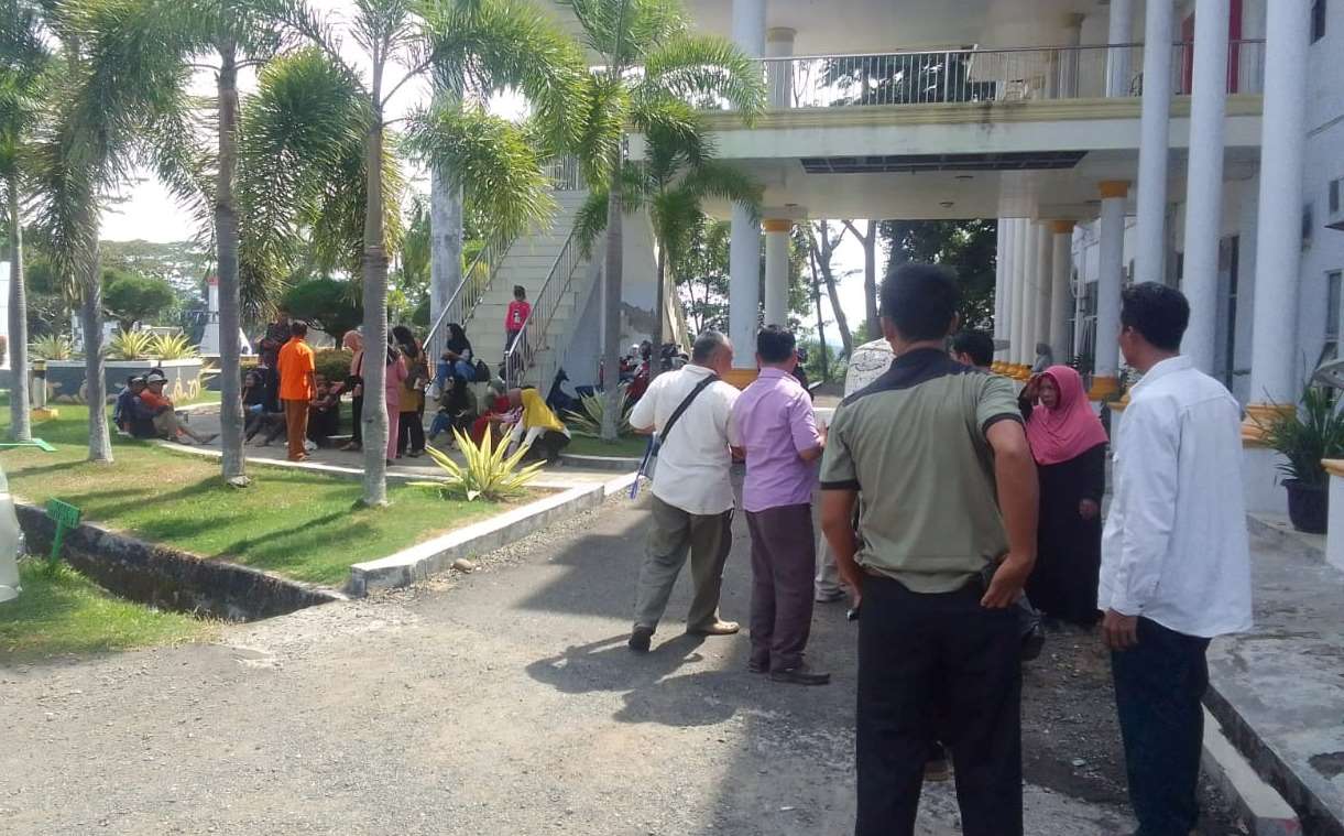 Puluhan Warga Dusun Baru Geruduk Kantor Bupati Seluma, Tuntut Kades Diberhentikan