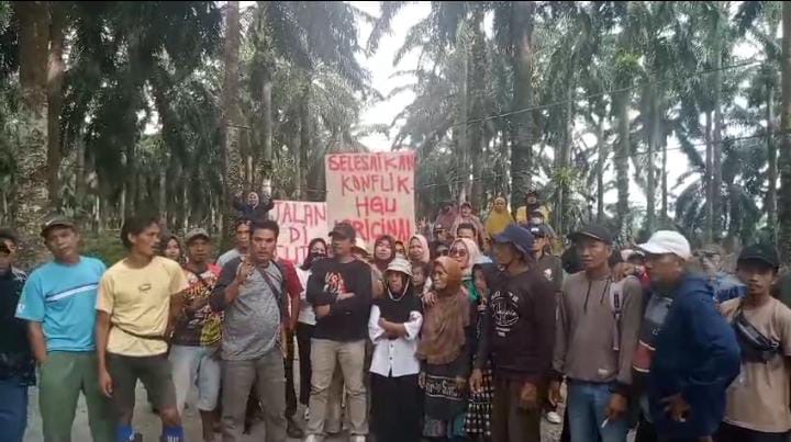 Forum Masyarakat Bumi Pekal Tutup Akses Jalan PT Agricinal