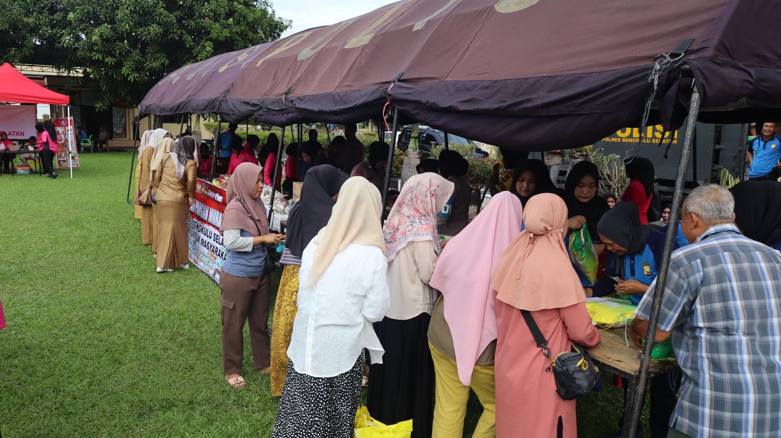 Minyak Goreng Rp 15 Ribu, Gula Rp 18 Ribu! Pangan Murah Polres Bengkulu Selatan Diserbu Warga