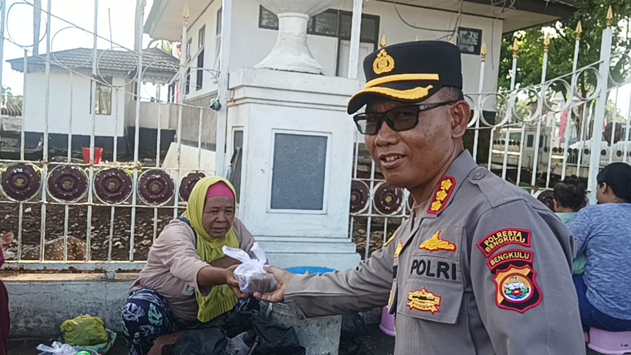 Polresta Bengkulu Berbagi Berkah Ramadan, Bagikan Takjil Buka Puasa