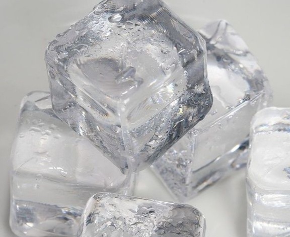 Bisa Bantu Meredakan Bengkak? Ini Manfaat Es Batu untuk Kulit Wajah