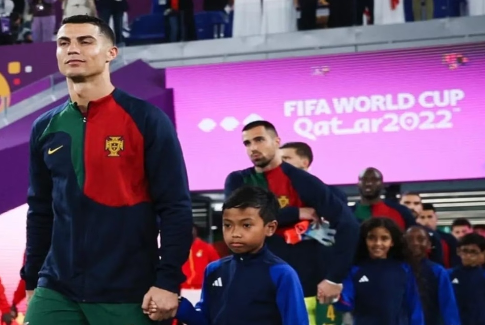 Player Escort yang Digandeng Ronaldo di Piala Dunia 2022 Ternyata Anak Indonesia