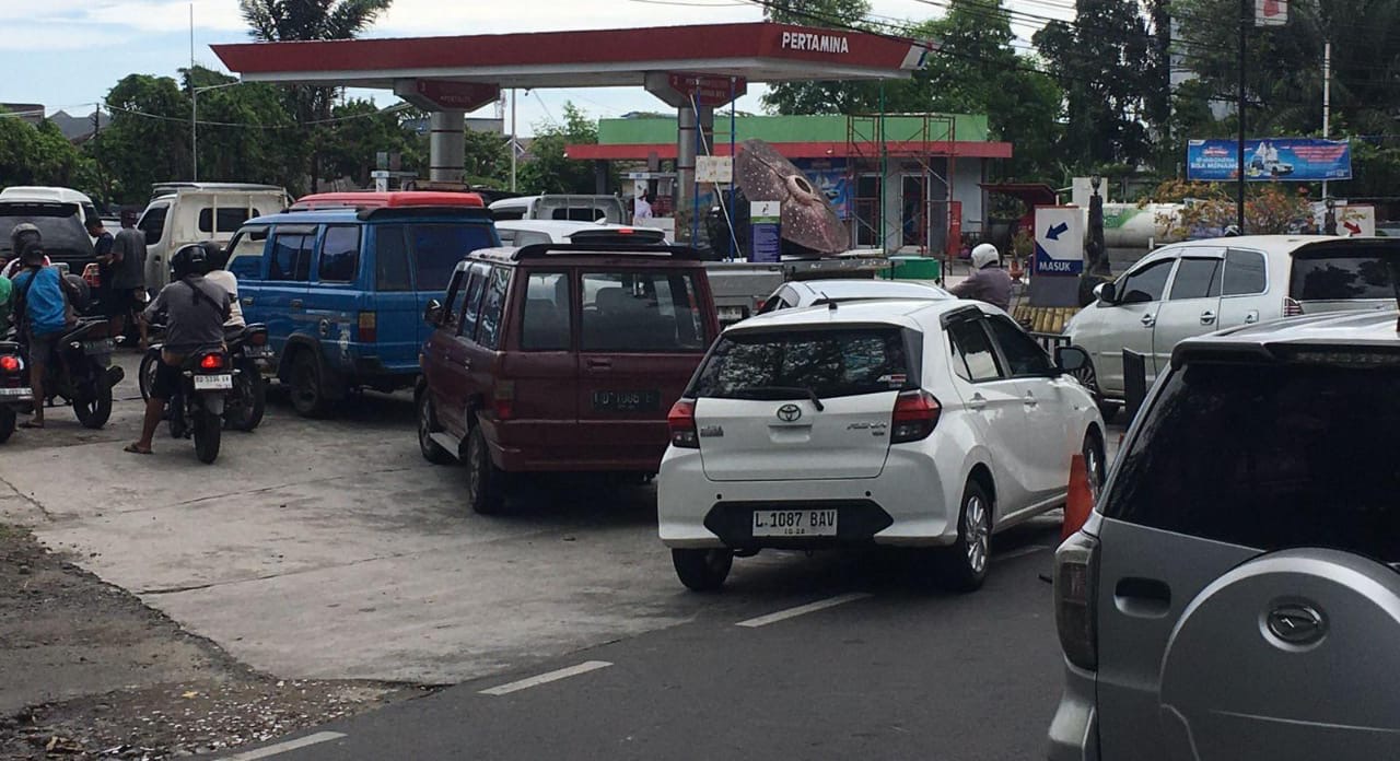 Antrean Kendaraan Kembali Mengular di SPBU Kota Bengkulu