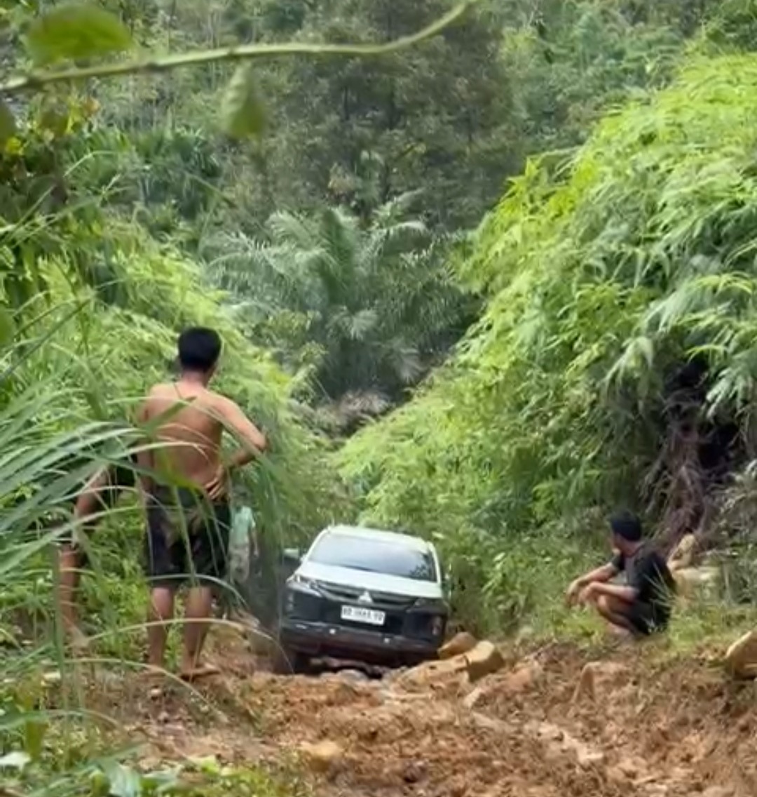 Lelah Menunggu Janji Pemerintah, Warga 3 Desa di Seluma Utara Patungan Tambal Jalan Lumpur