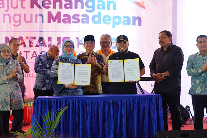 Dies Natalis UNIB ke-43, Gubernur Helmi Hasan Serahkan Gedung Trasito dan Mobil Ambulans