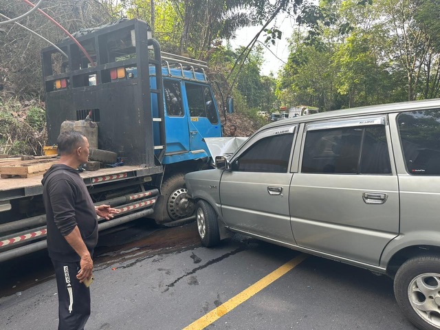 Kijang LGX Hantam Truk Fuso, Akses Lalin di Jalan Lintas Curup Macet!