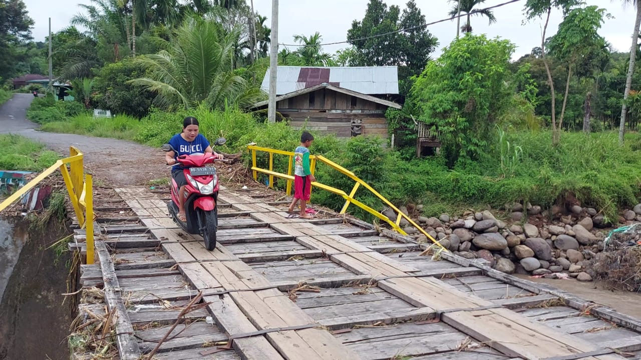 Jembatan Rusak Dihantam Banjir, Kades Surau Minta Perbaikan 