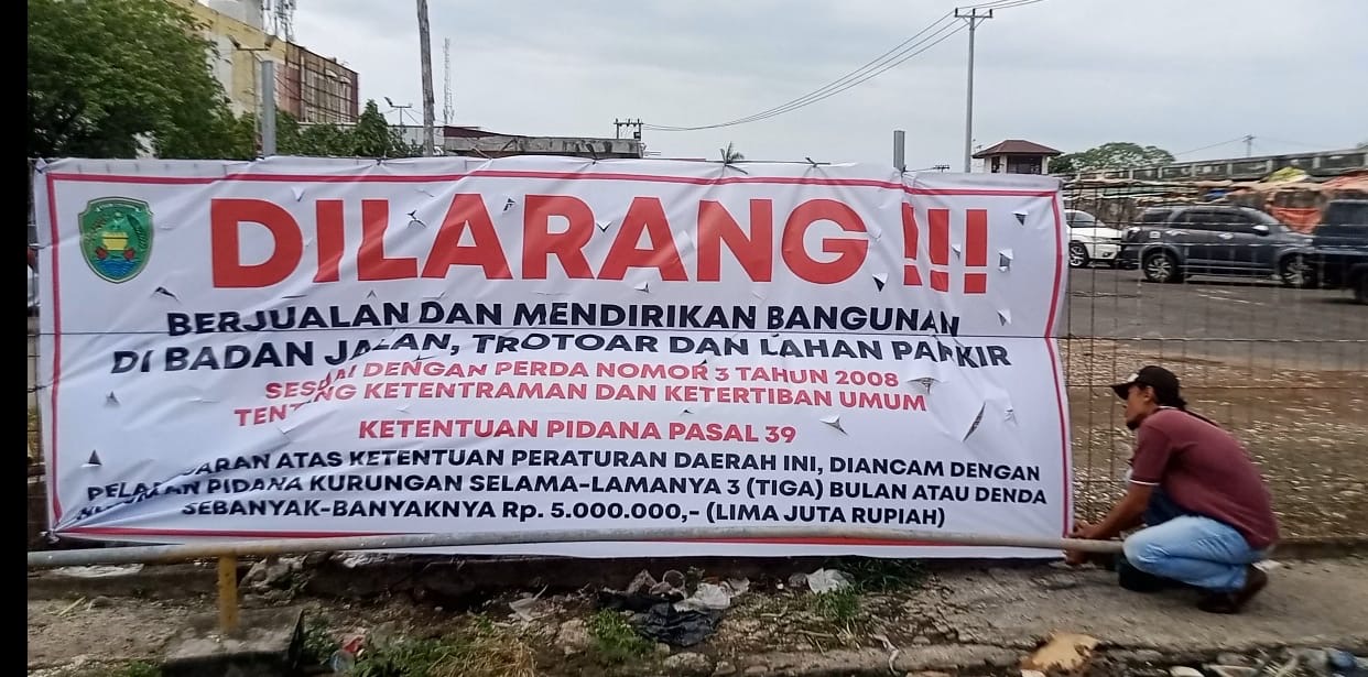 Pemkot Bengkulu Pasang Larangan Berjualan di Badan Jalan, Trotoar dan Lahan Parkir KZ Abidin