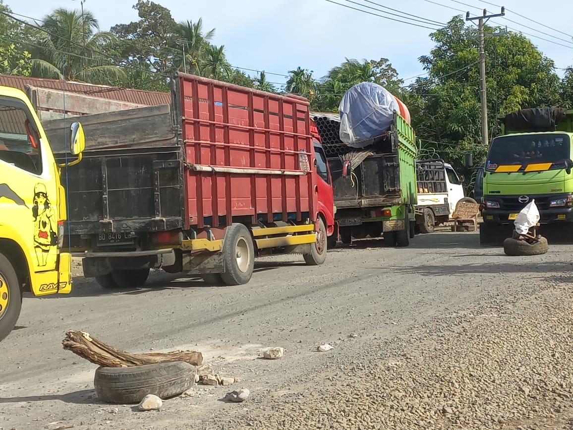 Perbaikan Jalan Tak Kunjung Selesai, Timbulkan Debu hingga Diportal warga