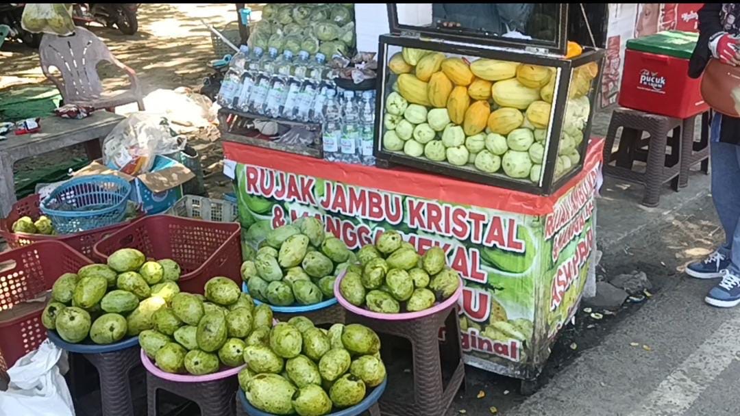 Rujak Adek Aska Prabu, Kesegaran Buah Lokal Dipadu Bubuk Cabai Berkualitas