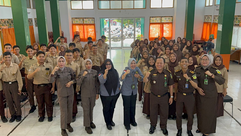 Jaksa Masuk Sekolah: Kejaksaan Tinggi Bengkulu Berikan Edukasi Hukum kepada Pelajar SMKN 1