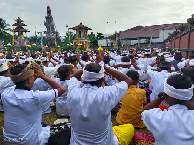 Berduyun-duyun Umat Hindu Bengkulu Utara,  Berdoa di Pura Rayakan Galungan