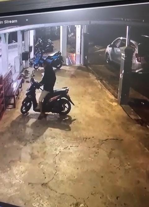 Aksi Seorang Pria Gasak Motor Jamaah saat Salat Subuh, Terekam CCTV