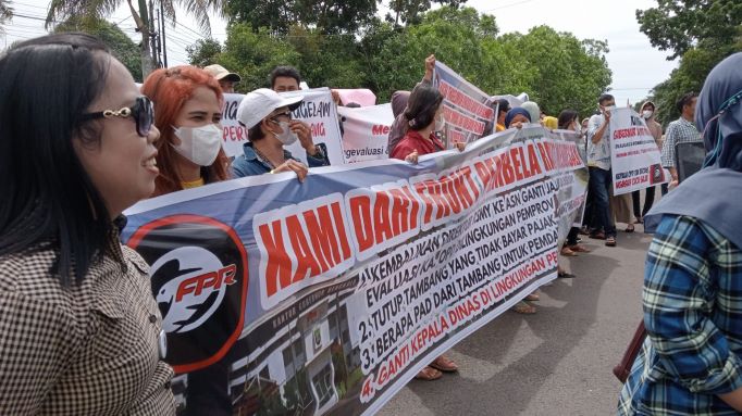 Copot Direktur RSMY hingga Evaluasi Tambang, Tuntutan Pendemo di Depan Kantor Gubernur Bengkulu