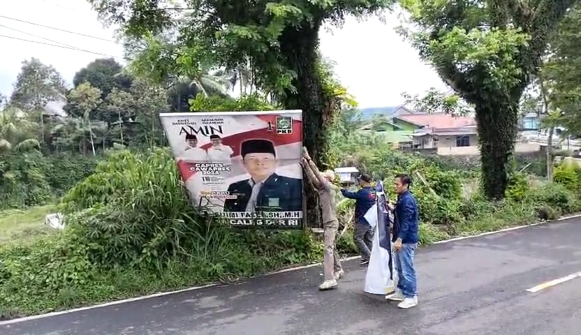 Bawaslu Turunkan Paksa Ratusan Baliho hingga Poster Caleg di Kabupaten Kepahiang