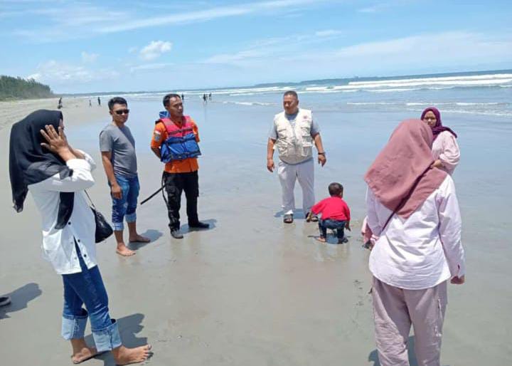 Libur Nataru di Tengah Cuaca Ekstrem, Wisatawan Dilarang Mandi di Pantai Panjang Bengkulu