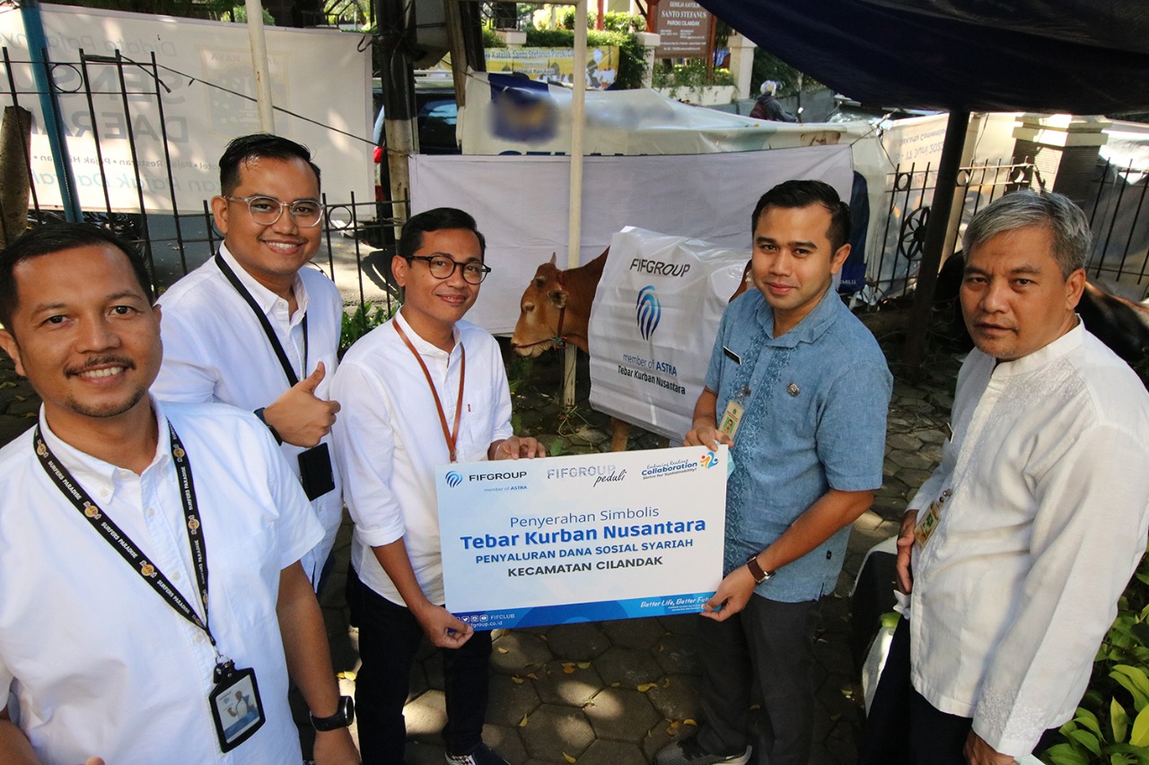 FIFGROUP Tebar Kurban 3 Sapi dan 363 Kambing di 235 Titik di Seluruh Indonesia