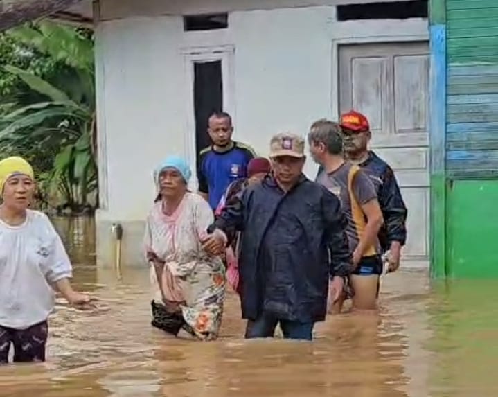 74 Personel Tagana Dinsos Kota Bengkulu Diterjunkan Bantu Evakuasi Warga Terdampak Banjir