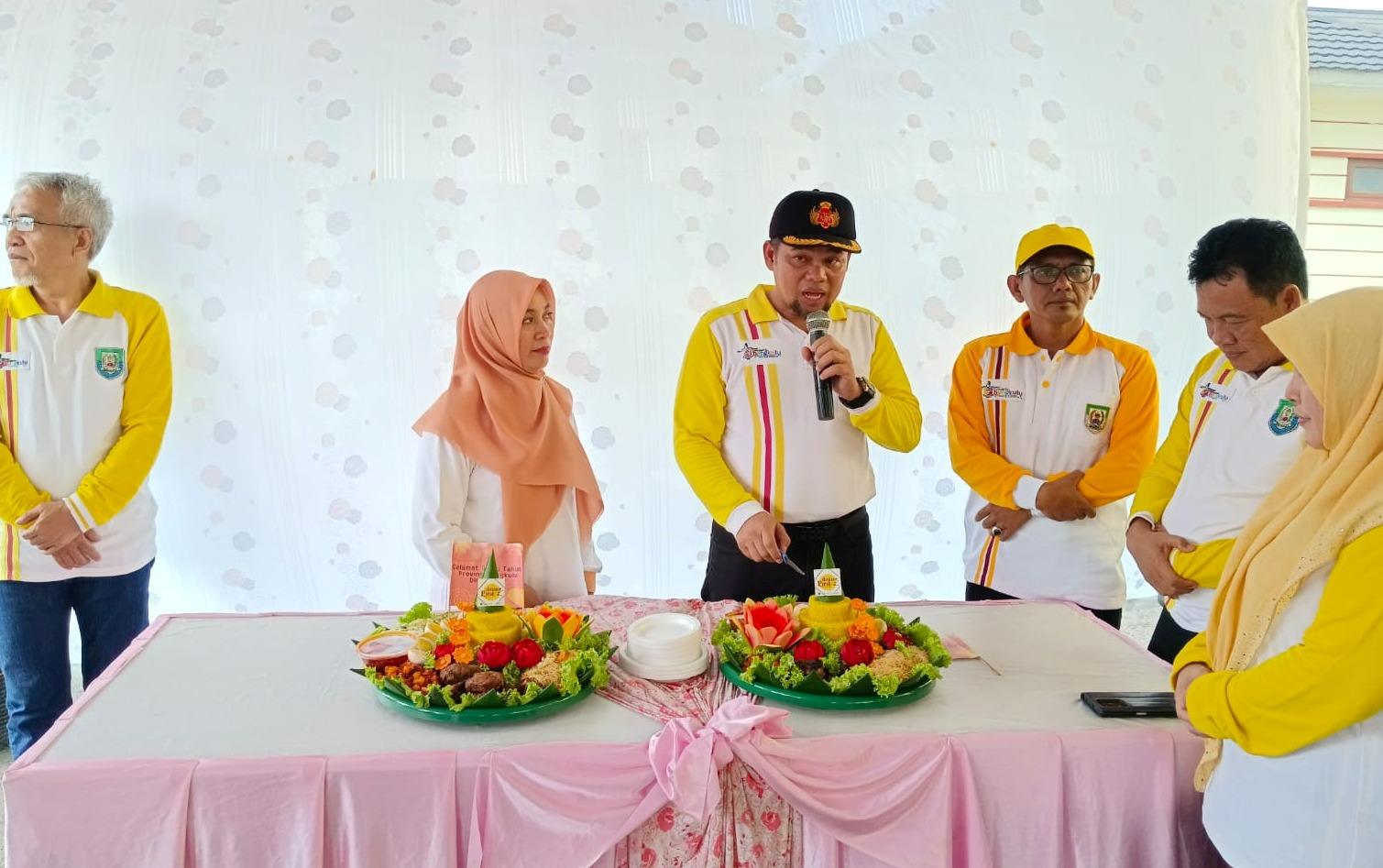 Sambut HUT Provinsi Bengkulu ke-55, Jajaran Dinas TPHP Lakukan Pemotongan Tumpeng