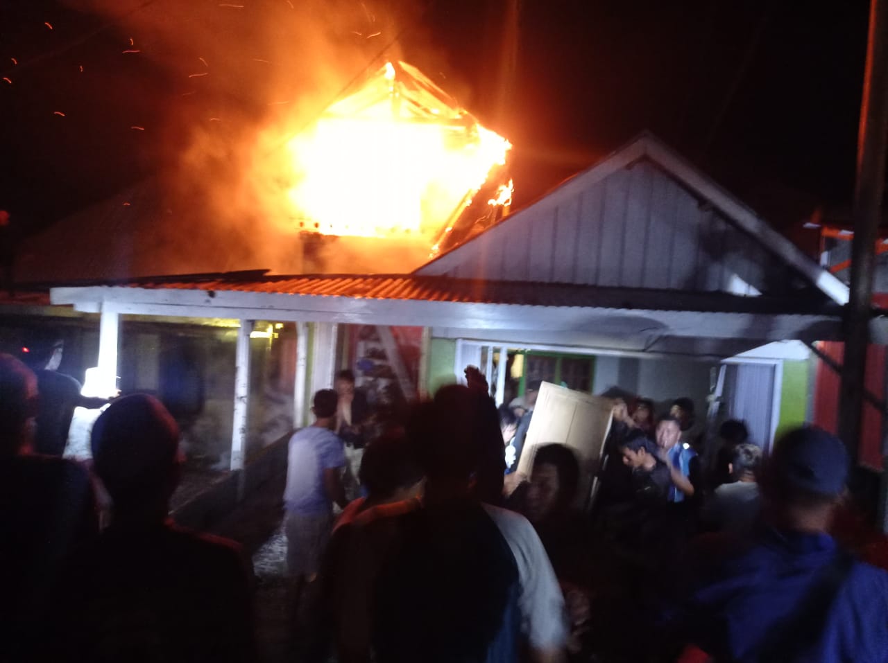 BREAKING NEWS: Diduga Korsleting Listrik, Rumah Warga Suro Ilir Ludes Terbakar 