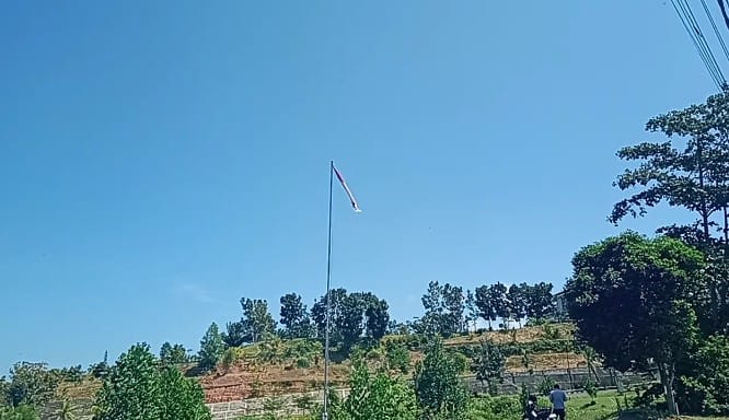 Ironis, Bendera Kusam dan Lusuh Berkibar di Halaman DPRD Seluma