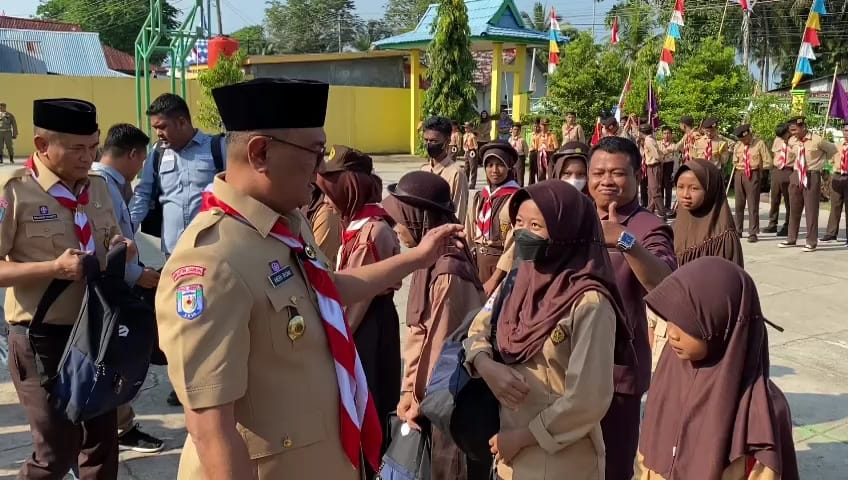 Pemkab Bengkulu Tengah Salurkan 1.200 Seragam Sekolah Gratis ke Siswa