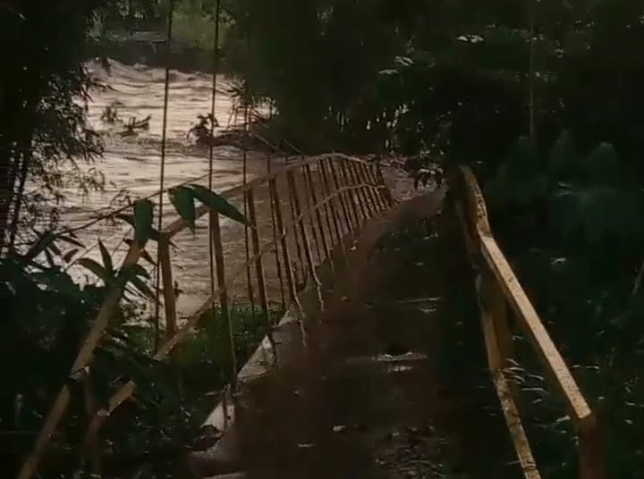 Jembatan Gantung di Taba Penanjung Ambruk Akibat Terjangan Banjir, Akses Menuju ke Lahan Pertanian Terputus