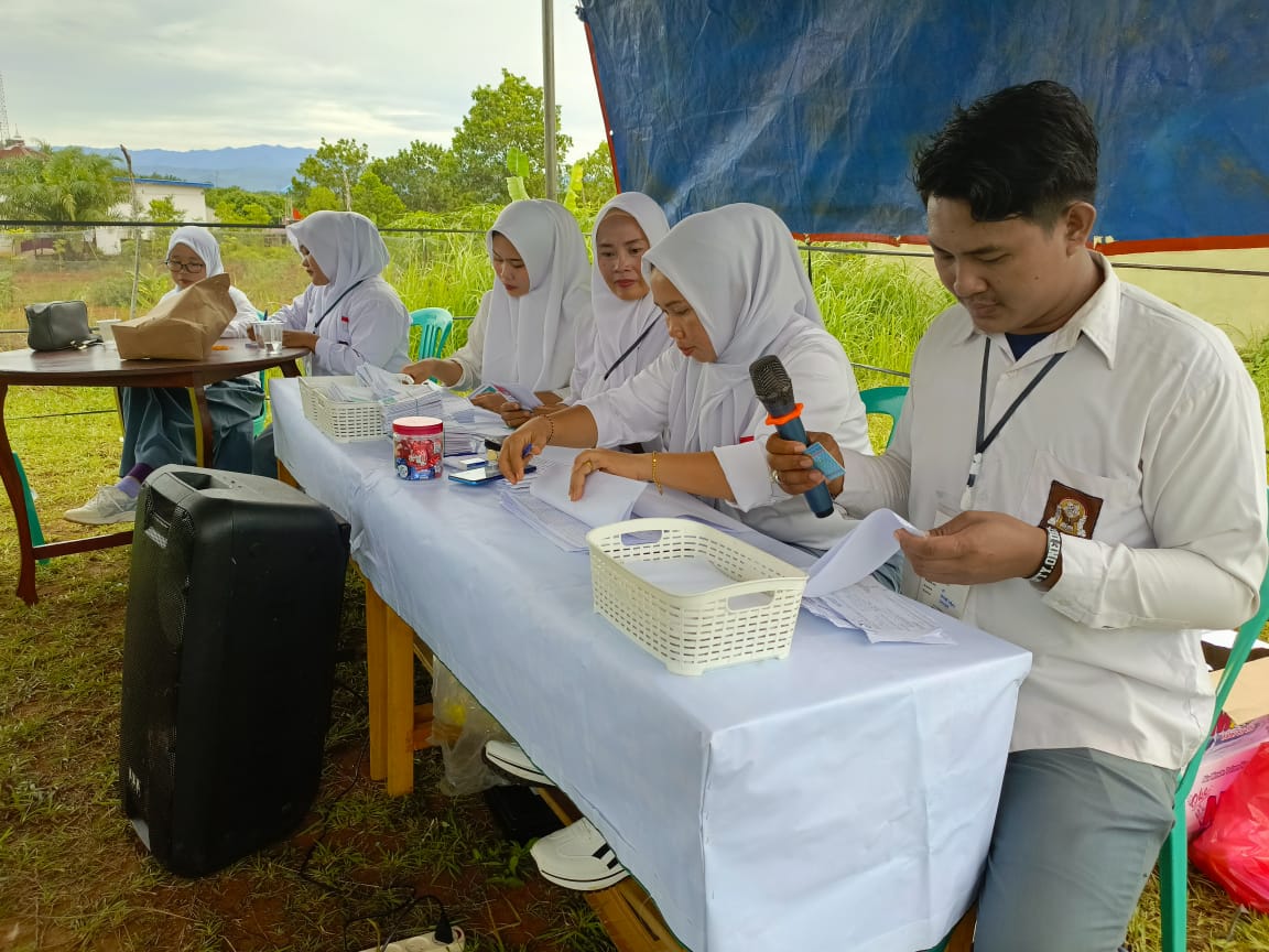 Unik, Petugas KPPS 01 Kelurahan Pekan Sabtu Kompak Kenakan Seragam SMA