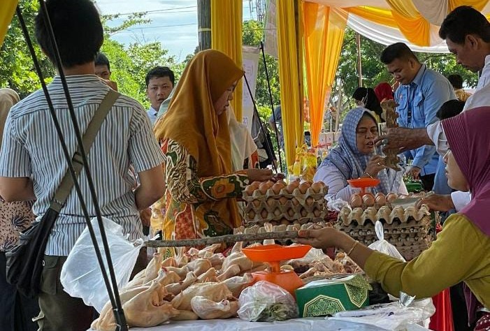 Masyarakat Kota Bengkulu Antusias Berbelanja Sembako di Acara Gerakan Pangan Murah 