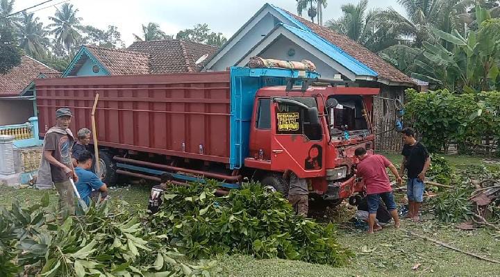 Truck Seruduk Pagar Rumah Warga Kaur hingga Rusak Parah