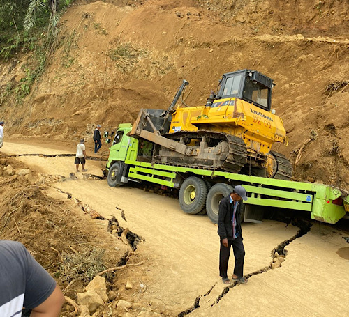 Jalan Lintas Lebong-Curup Retak Parah, 1 Truk Muatan Alat Berat Tersangkut Butuh Evakuasi