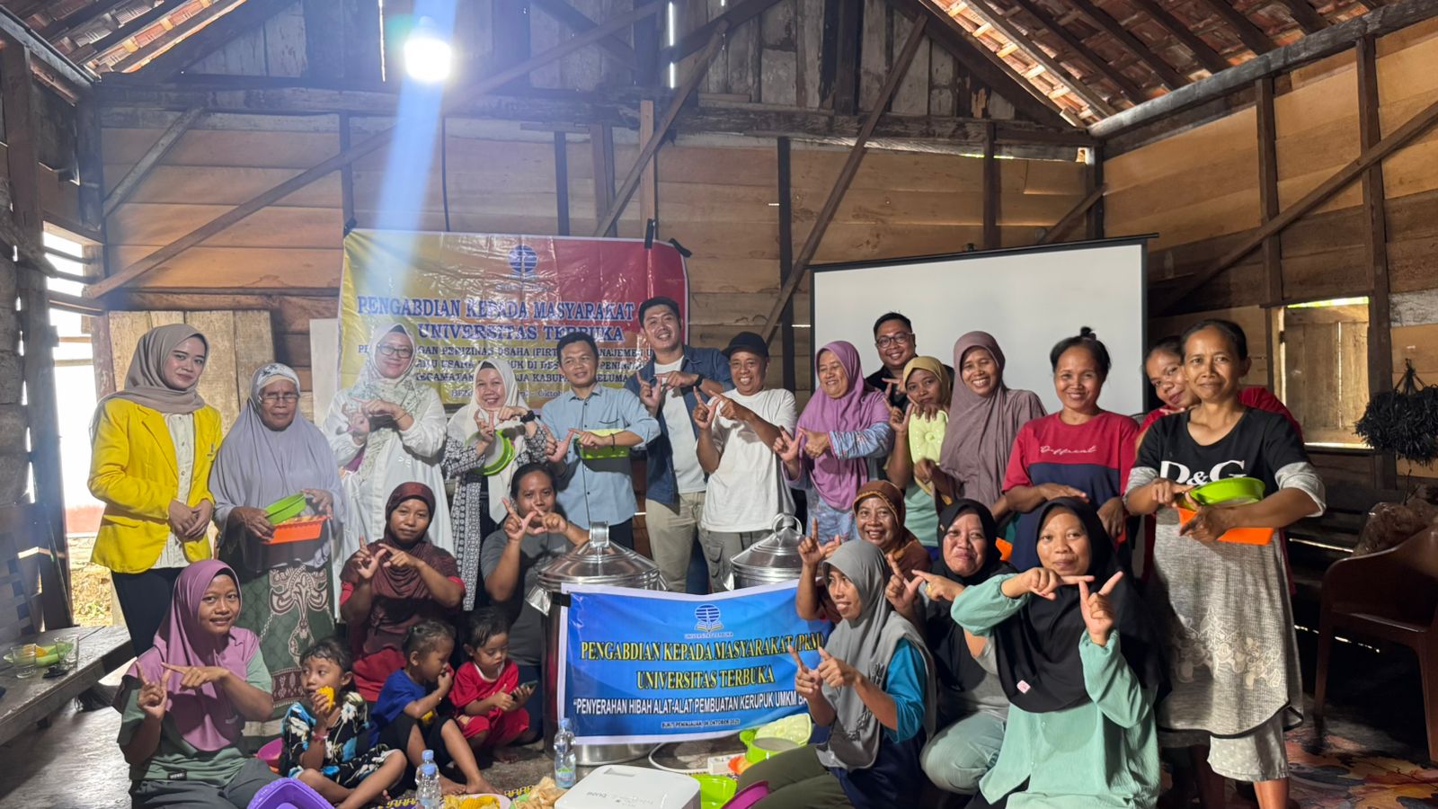  Tingkatkan Daya Saing, Tim PkM UT Beri Pendampingan Perizinan Usaha dan Manajemen Usaha di BP II Seluma