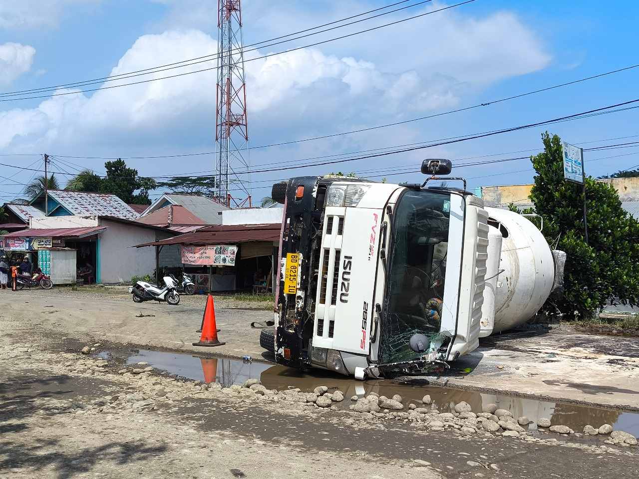 Hindari Kendaraan Lain, Truk Molen Terguling di Jalur Tugu Hiu-Pasar Pedati 