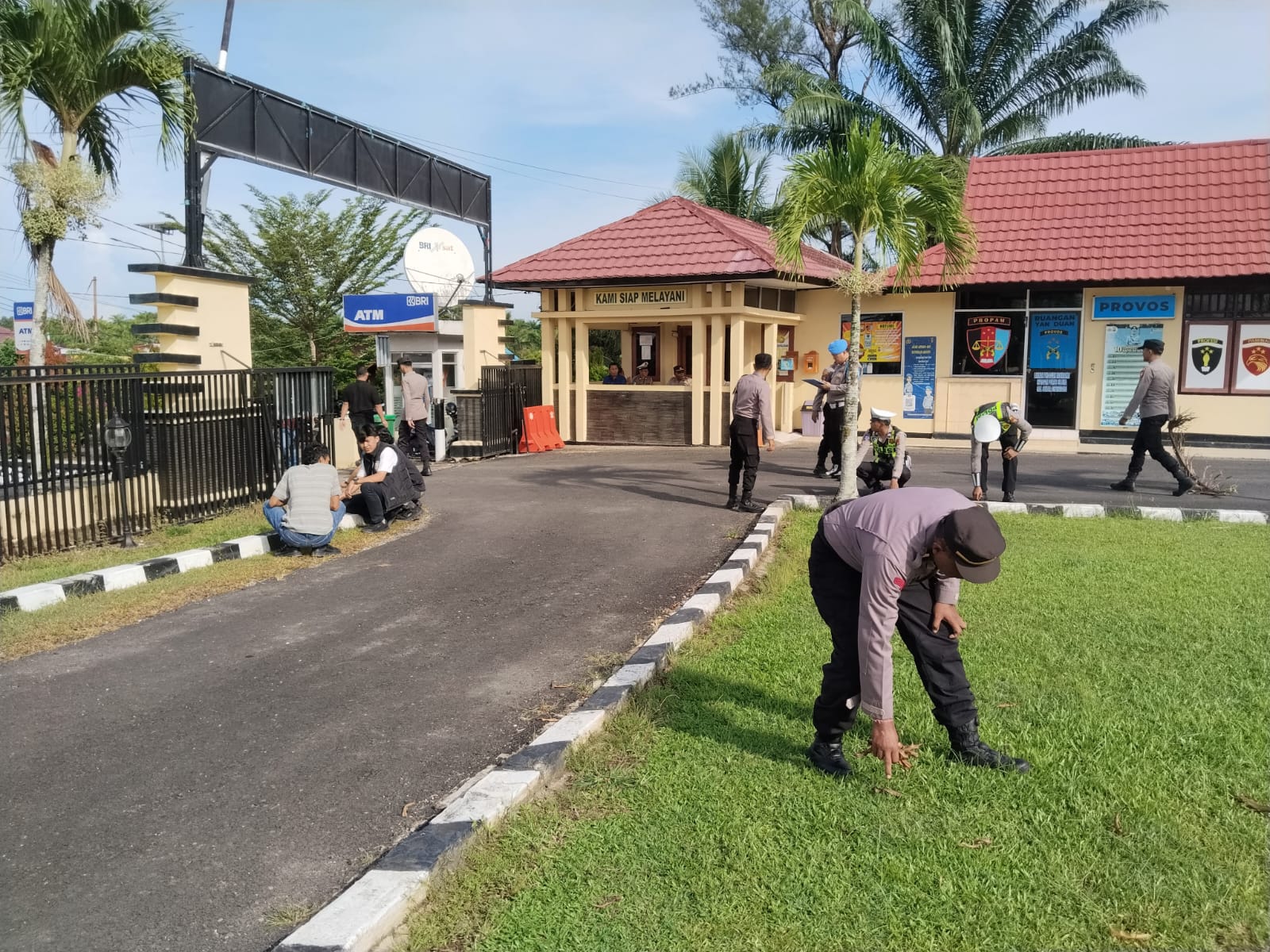 Dukung Program ASRI, Polres Seluma Ajak Anggota Jaga Kebersihan Lingkungan Mako