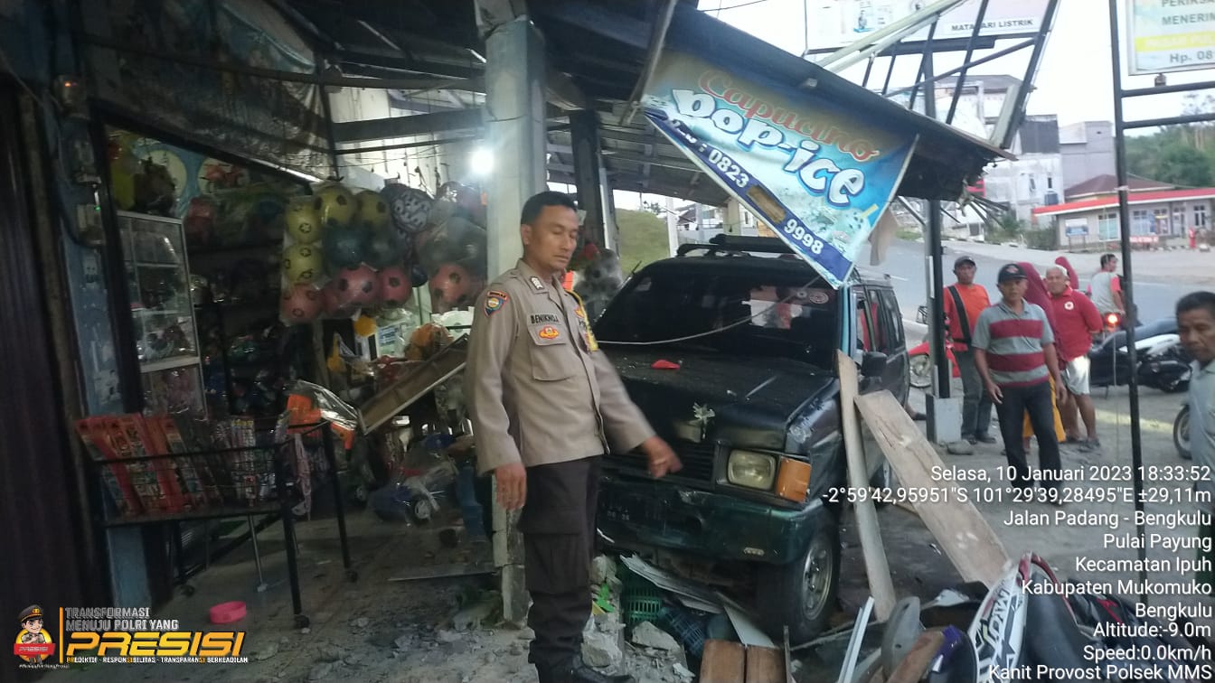 Rem Tangan Rusak, Sebuah Mobil Panther Tabrak 4 Motor di Ipuh