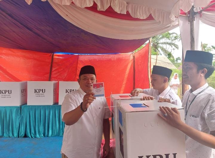 Nyoblos di TPS 02 Lubuk Lintang, Erwin Octavian Optimis Menang di Pilkada Seluma 2024