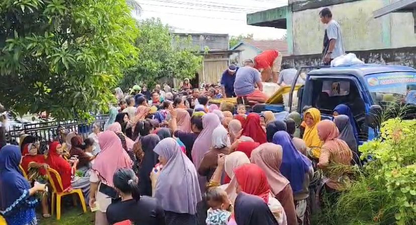 Suarakan Dukungan untuk ROMER, Komunitas Nelayan Kota Bengkulu Bagi-bagi Ikan Gratis