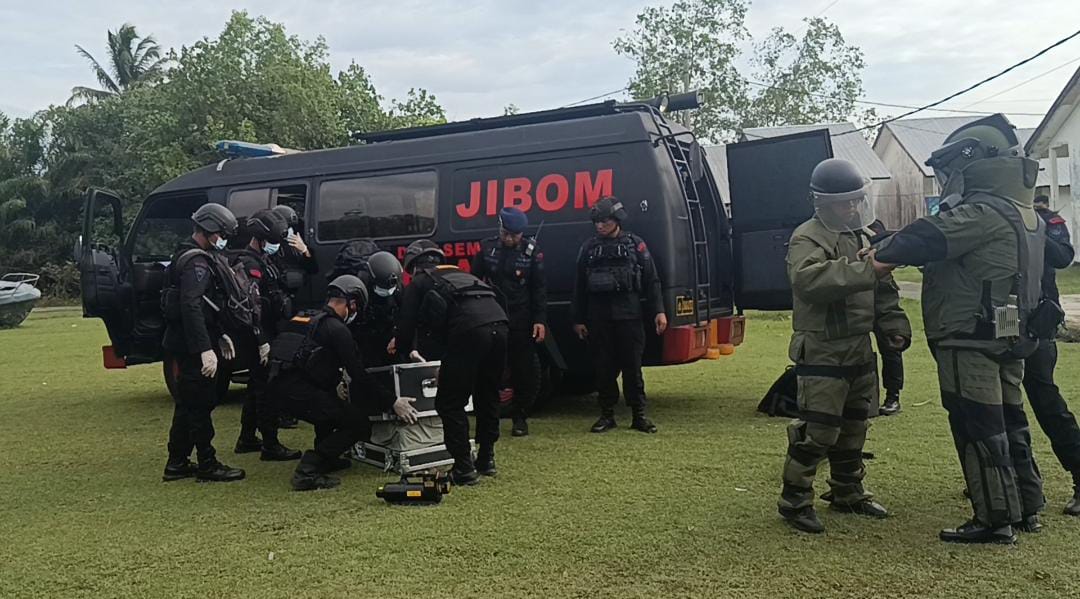 Lumpuhkan Teror Bom, Brimob Polda Bengkulu Serbu Terminal Pertamina