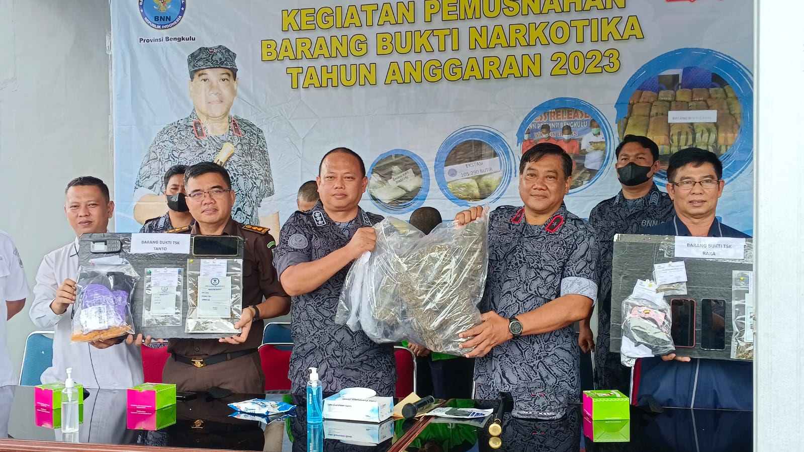 BNN Provinsi Bengkulu Musnahkan 5 Kg Ganja Kering, 2 Pelaku Ditangkap