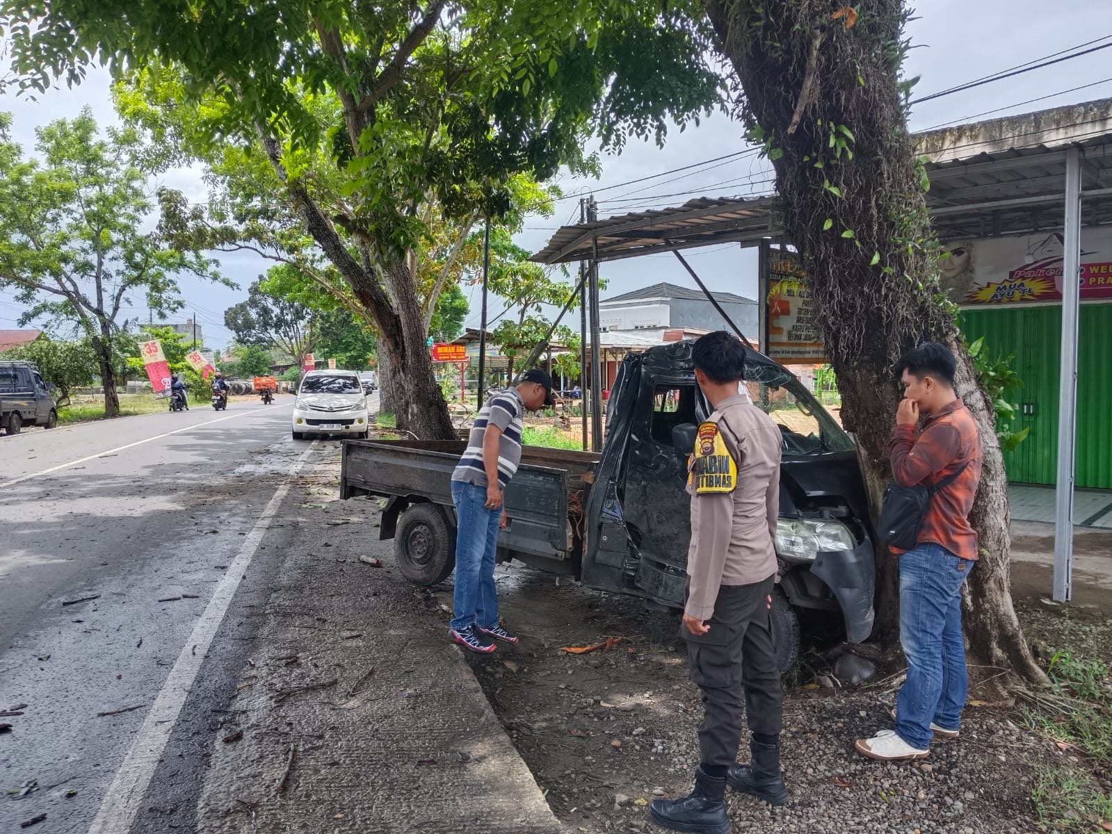 Pick Up Hilang Kendali Hantam Pohon di Kawasan Danau Dendam, 1 Korban Kritis 