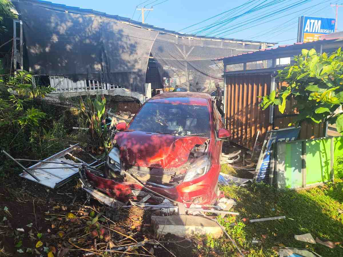 Hilang Kendali, Mobil Brio Hantam Warung Makan, Berakhir Nyungsep ke Pekarangan Rumah di Sidomulyo