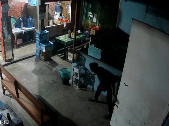Aksi Pencurian di Tanah Patah Terekam CCTV, Tabung Gas dan Kotak Amal di Warung Siomay Raib