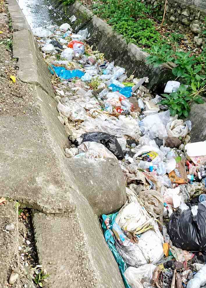 Viral Sampah di Selokan Pasar Ampera, Ini Tanggapan Petugas Kebersihan Pasar