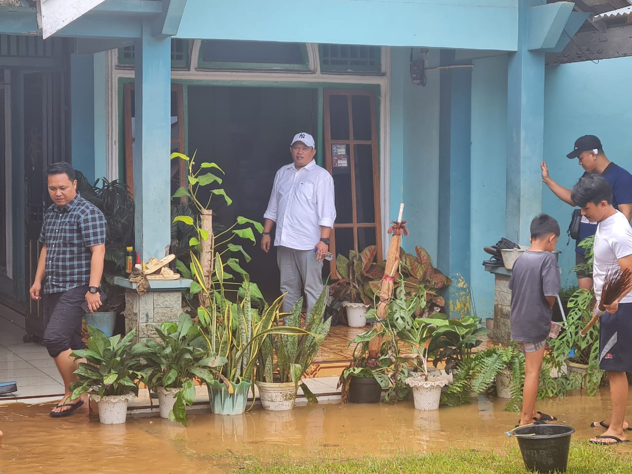 Sambangi Warga Terdampak Banjir, Bupati Seluma Bagikan Bantuan Tanggap Darurat