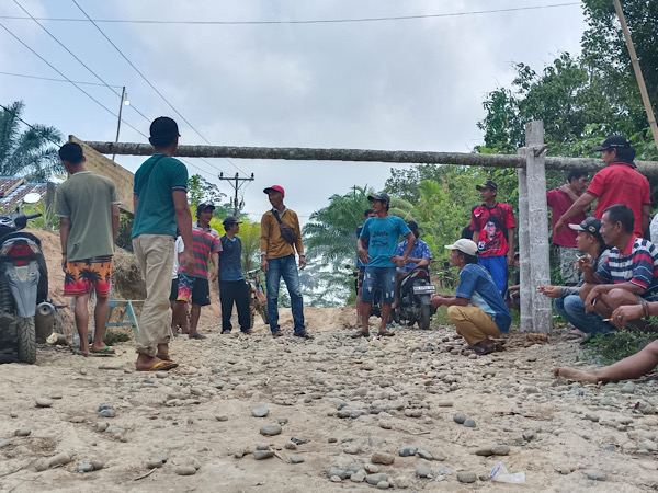 Tagih Janji PT JOP, Warga Bengkulu Utara Portal Jalan Menuju Perusahaan