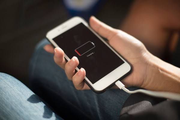 Wajib Tahu! Berikut 6 Tips Agar Baterai iPhone Tidak Boros, Salah Satunya Harus Pakai Charger Orisinal